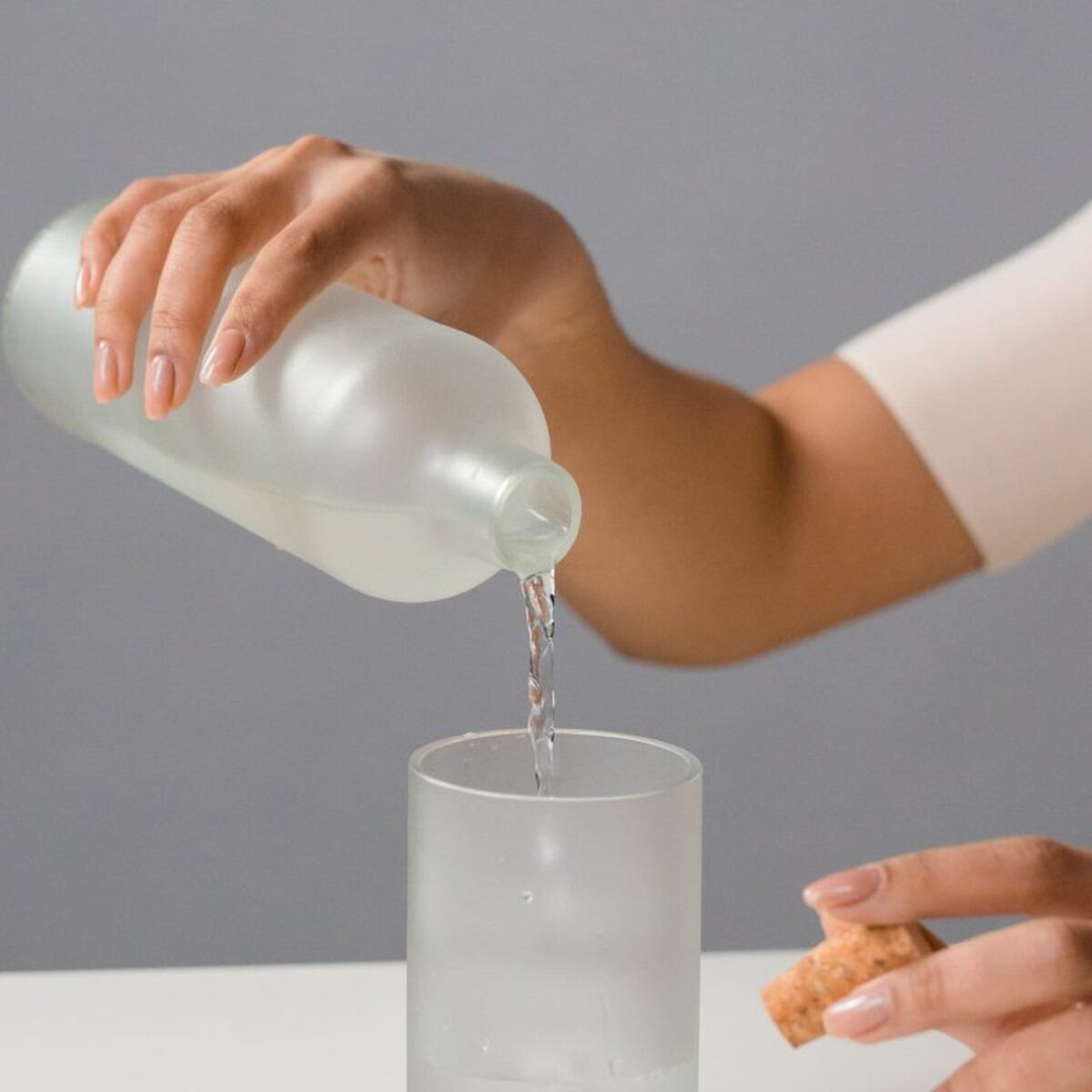Cómo limpiar una botella de cristal por dentro