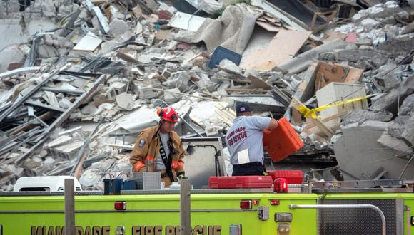 El equipo de rescate de Miami-Dade busca sobrevivientes en el colapso parcial de un edificio de 12 pisos en Surfside. (Foto: EFE / EPA / CRISTOBAL HERRERA-ULASHKEVICH).