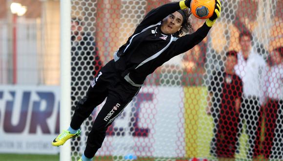 El golero azteca se vistió de héroe y salvó una ocasión de gol generada por un error en salida de su compañero. Ochoa evitó el gol en su arco hasta en tres oportunidades. AFP