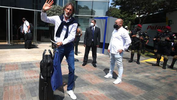 Ricardo Gareca partió con toda la delegación nacional rumbo al aeropuerto. (Foto: Prensa FPF)