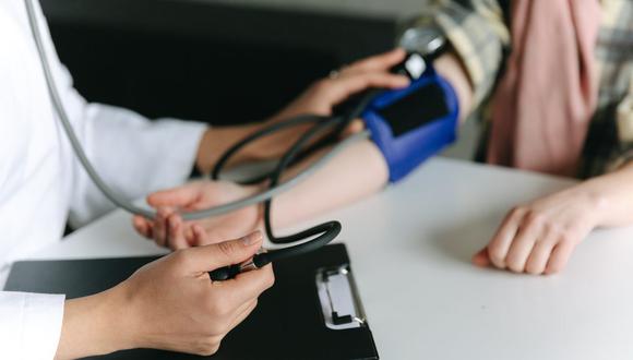 Es importante controlar el alza de la presión para no sufrir hipertensión arterial. (Foto: Thirdman / Pexels)