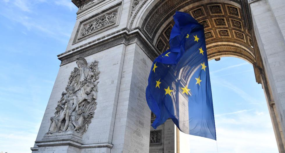 Una imagen tomada el 1 de enero de 2022 muestra la bandera de la Unión Europea en el Arco de Triunfo en París, Francia. (Alain JOCARD / AFP).