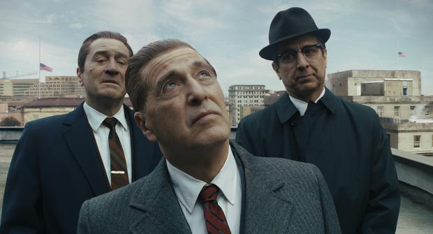 Robert De Niro, Al Pacino y Ray Romano en una escena de El Irlandés. Foto: Netflix