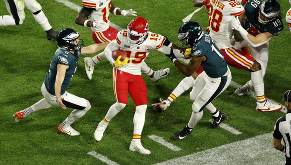 Glendale (United States), 12/02/2023.- Kansas City Chiefs Kadarius Toney (C) returns a punt to the five yard line against the Philadelphia Eagles in the fourth quarter of Super Bowl LVII between the AFC champion Kansas City Chiefs and the NFC champion Philadelphia Eagles at State Farm Stadium in Glendale, Arizona, 12 February 2023. The annual Super Bowl is the Championship game of the NFL between the AFC Champion and the NFC Champion and has been held every year since January of 1967. (Estados Unidos, Filadelfia) EFE/EPA/JOHN G. MABANGLO
