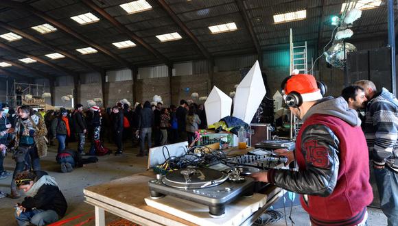 Un DJ toca música durante una fiesta en un hangar en desuso en Lieuron, Francia, en pleno toque de queda por coronavirus. (Foto de JEAN-FRANCOIS MONIER / AFP).