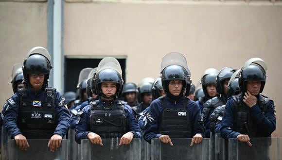 Miembros de la Policía Nacional de Carabobo. (Foto de Federico PARRA/AFP)