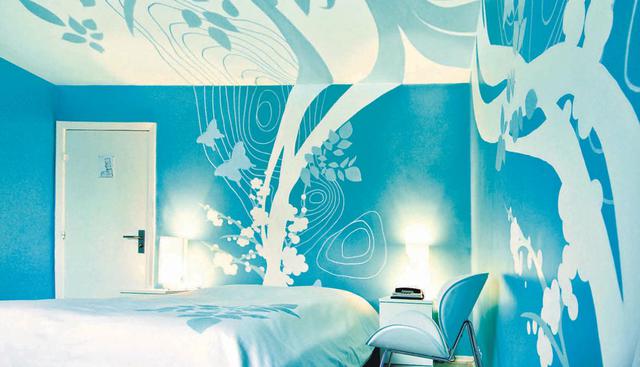 El turquesa con blanco potencia la iluminación en un ambiente. Espacio del Hotel Fox (Canadá). (Foto: Hotel Fox)