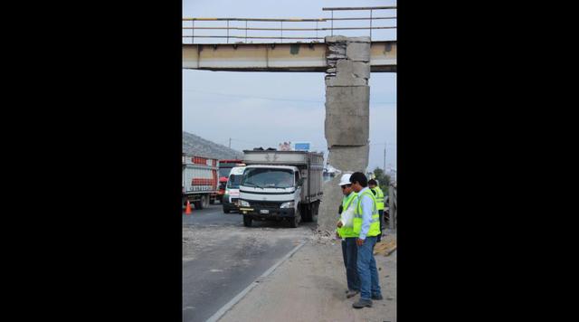 Así quedó el puente peatonal chocado esta tarde por un volquete - 1