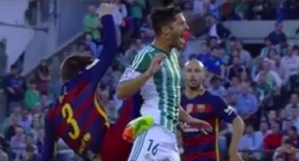 Gerard Piqué, defensor del FC Barcelona, se ganó con justicia la tarjeta amarilla por esta peligrosa patada contra su rival del Betis Álvaro Cejudo (Foto: Captura - YouTube)