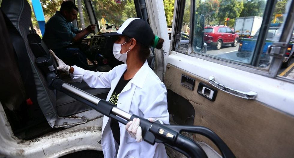 Esta mañana, El Comercio, la Municipalidad de Miraflores y la empresa Green Family realizaron la limpieza de una coaster para demostrar la acumulación de microbios en la superficie. (Hugo Curotto / GEC)