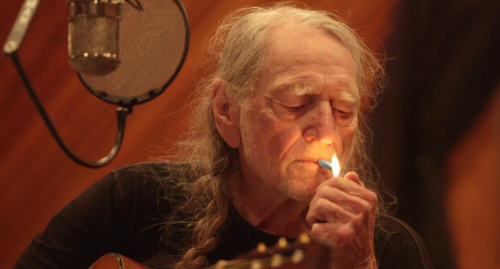 Willie Nelson la pasa de lo lindo en su vídeo, mientras se prepara para lanzar su marca de marihuana. (Foto:Difusión)