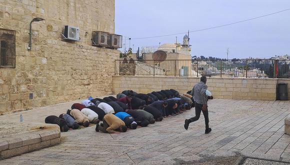 Un grupo de musulmanes reza en un rincón de la ciudad vieja de Jerusalén.   EFE/ Jorge Fuentelsaz