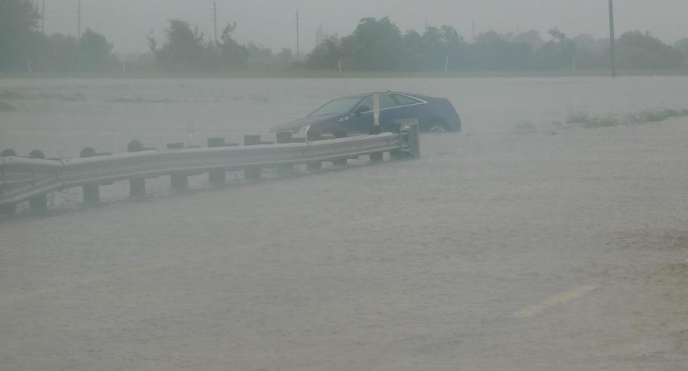 Un agente de Policía de Houston murió ahogado el domingo por la mañana cuando su coche patrulla se vio rodeado por el agua, informa \'The Houston Chronicle\'. (Foto: EFE)