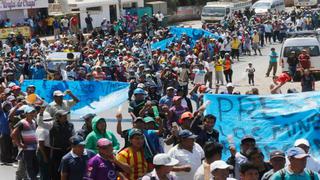 Mineros ilegales de Nasca siguen con bloqueo de la Panamericana