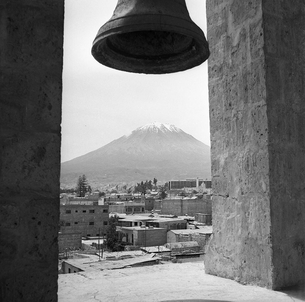 Imagen tomada desde el campanario de una iglesia en Arequipa en 1957. La fotografía fue registrada durante el "Plan del Perú", campaña realizada por El Comercio. (Foto: GEC Archivo Histórico)  

