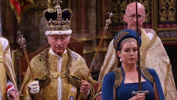 El rey Carlos III de Gran Bretaña camina con la corona de San Eduardo durante la ceremonia de coronación dentro de la Abadía de Westminster en el centro de Londres el 6 de mayo de 2023. - La coronación es la primera en Gran Bretaña en 70 años, y solo la segunda en la historia en ser televisada. (Foto de Richard POHLE / PISCINA / AFP)