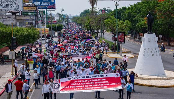 Cientos de maestros indígenas marchan en conmemoración del Día del Maestro para exigir mejoras en la educación de los pueblos originarios, en las calles de Tuxtla Gutiérrez, Chiapas, México, el 15 de mayo de 2023. (Foto de Carlos López / EFE)
