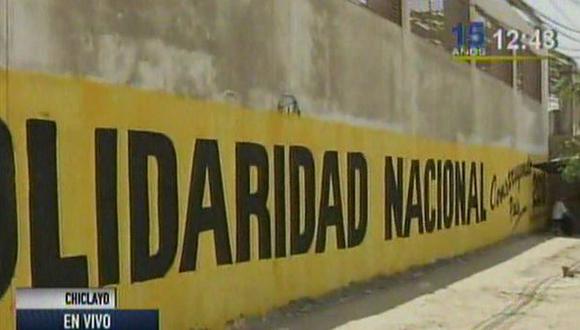 Denuncian pinta de Solidaridad Nacional en muro de colegio