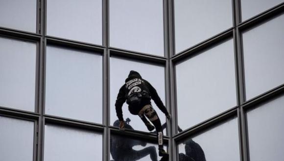 Alain Robert, conocido mundialmente como 'El hombre araña' trepó un edificio de 187 metros en apoyo a huelguista en Francia. (Foto: AFP)