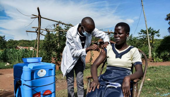 Un trabajador de la salud inyecta la vacuna Oxford / AstraZeneca Covid-19 a una mujer en Siaya, Kenia, el 18 de mayo de 2021. (Foto de Brian ONGORO / AFP).