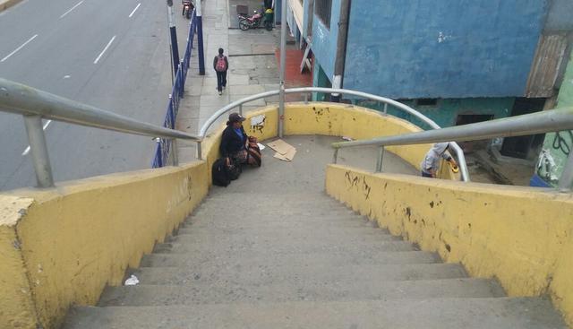 Vecinos denuncian mal estado de puente peatonal en Chorrillos, frente al óvalo La Curva. (Fotos: Yasmin Rosas / El Comercio)