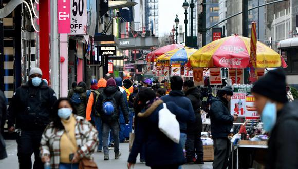 La gente camina por una concurrida zona comercial en medio de la pandemia de coronavirus el 5 de enero de 2021 en la ciudad de Nueva York. (Angela Weiss / AFP).