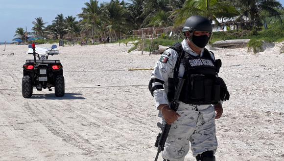 Un oficial de policía patrulla la playa de Tulum, en la Riviera Maya, estado de Quintana Roo, en México, el 30 de octubre de 2021.  (Foto referencial).