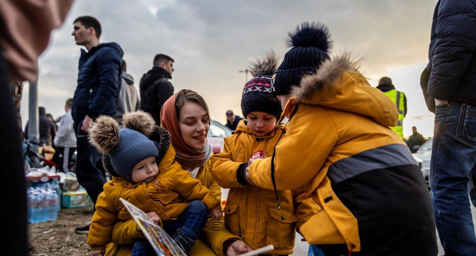 Refugiados ucranianos llegan desde el cruce fronterizo peatonal de Medyka, en Przemsyl, este de Polonia, el 26 de febrero de 2022, luego de la invasión rusa de Ucrania. (WOJTEK RADWANSKI / AFP).