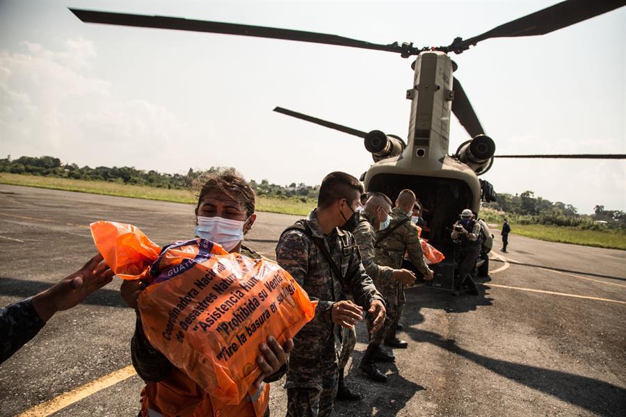 Miembros del ejército de Guatemala descargan los víveres y ayuda humanitaria transportados por el ejército de Estados Unidos. (EFE/Esteban Biba)