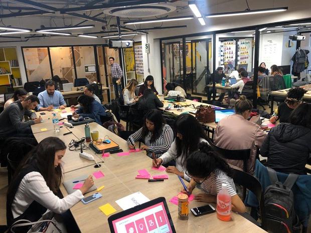 Laboratoria es solo para mujeres porque faltan demasiadas en el sector tecnológico y es intenso para poder aprender mucho en poco tiempo.