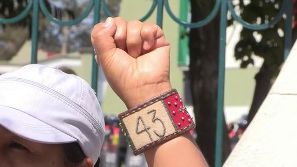 Familiares y compañeros de los 43 de Ayotzinapa protestan frente al Campo Militar Número Uno