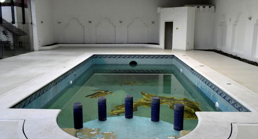 La piscina de una casa que perteneció al narcotraficante mexicano Amado Carrillo Fuentes, alias 'El Señor de los Cielos', en el municipio Álvaro Obregón, en la Ciudad de México. (Xavier MARTINEZ / AFP).