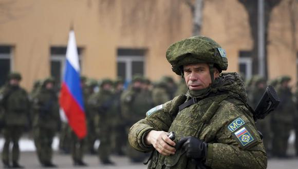 Un oficial ruso de las fuerzas de paz. (Vladimir Tretyakov/NUR.KZ vía AP)