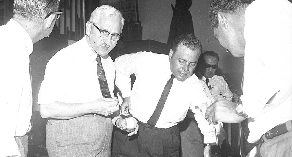 Albert Sabin disfrutando de un pisco sour el 22 de enero de 1966. (Foto: GEC Archivo Histórico)