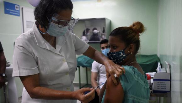 Una trabajadora de la salud es inoculada con la segunda dosis de la vacuna cubana candidata Abdala contra el coronavirus COVID-19 en Cienfuegos, Cuba, el 30 de mayo de 2021. (Foto de Yamil LAGE / AFP).
