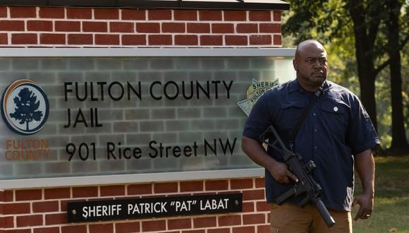 Seguridad fuera de la cárcel del condado de Fulton, donde fue fichado el expresidente Donald Trump el 24 de agosto de 2023 a Atlanta, Georgia. (Foto de Christian MONTERROSA / AFP)