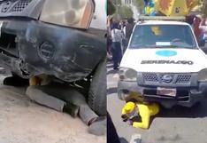 Heladero se colocó debajo de camioneta de Serenazgo para evitar que se lleven su triciclo | VIDEO  