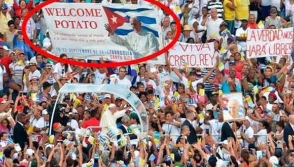 "Welcome potato" se lee en el cartel que da la bienvenida al papa. Se trata de un jocoso juego de palabras.