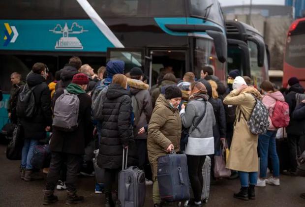 A group of people try to get on a bus in Kiev, Ukraine, after the Russian attack.  (AP Photo/Emilio Morenatti)
