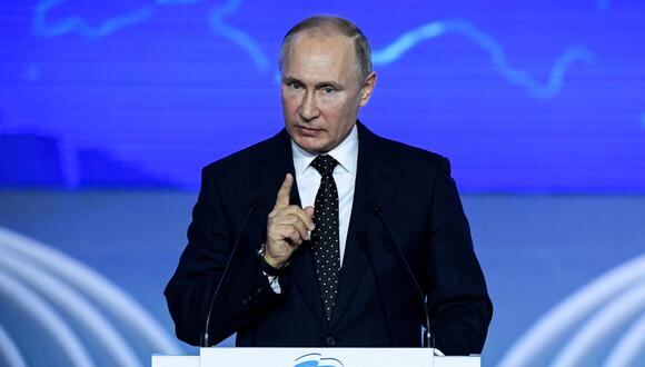 El presidente ruso Vladimir Putin pronuncia un discurso durante la sesión plenaria de la 18ª convención del Partido Rusia Unida en Moscú el 8 de diciembre de 2018. (Foto de Kirill KUDRYAVTSEV / AFP)