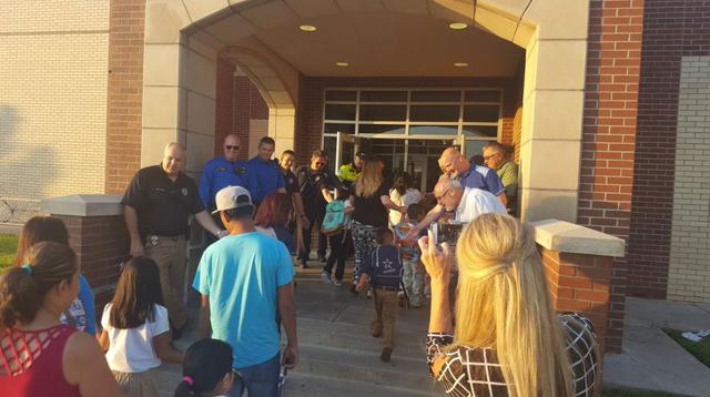 Acompañan en su primer día de clases a hijo de policía muerto - 3