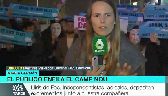 Una reportera de televisión fue víctima de un ataque de independentistas radicales durante una transmisión en vivo. (Foto: Captura de video/AFP)