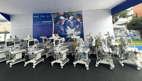 EsSalud detalló que 131 máquinas de anestesia de avanzada tecnología serán distribuidas a los principales hospitales del país con el fin de ampliar la oferta quirúrgica en beneficio de los pacientes.