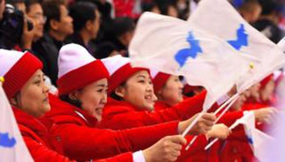 Animadoras de Corea del Norte sostienen la bandera de "Corea unificada" durante los Juegos de PyeongChang. (Foto: Getty)