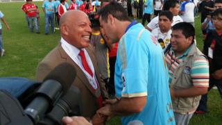 Roberto Mosquera y el abrazo con Daniel Ahmed tras el partido