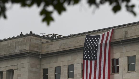 Agentes de seguridad miran desde el techo del Pentágono durante una ceremonia de conmemoración del 21 aniversario de los ataques del 11 de septiembre, en Washington, DC, el 11 de septiembre de 2022. (Foto de ROBERTO SCHMIDT / AFP)