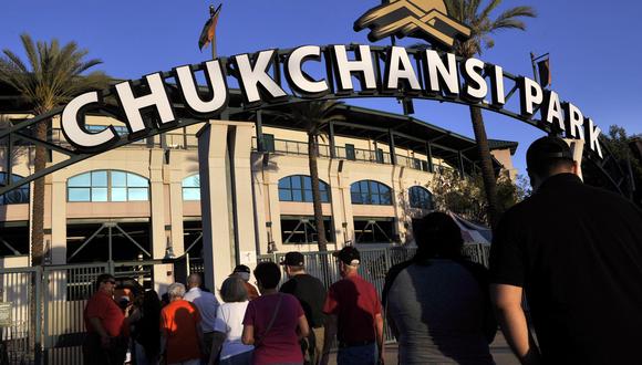 Espectadores haciendo la fila a la entrada del Chukchansi Park, en Fresno, California. (Foto: AP).