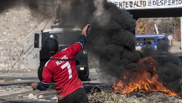 Manifestantes se enfrentan con la policía antidisturbios durante una protesta contra el gobierno del presidente chileno, Sebastián Pinera, en medio de la pandemia de coronavirus COVID-19 el 25 de mayo de 2020. (Foto por Martin BERNETTI / AFP).