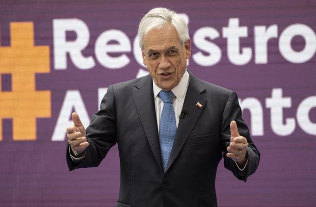Sebastián Piñera habla durante una conferencia de prensa en el palacio presidencial de La Moneda, en Santiago, el 10 de noviembre de 2021. (Foto de MARTIN BERNETTI / AFP).
