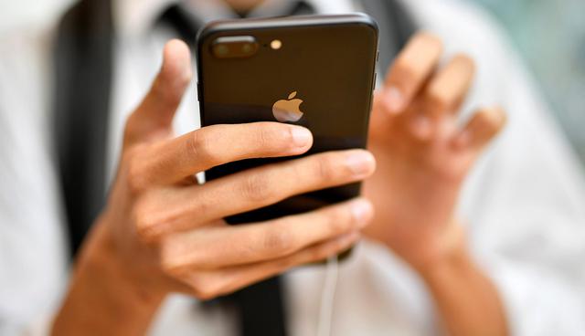 Los iPhones que pierdan su garantía podrán ser reparados en talleres independientes con repuestos originales de Apple. (Foto: EFE)